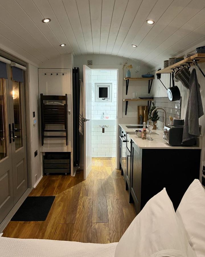 Luxury Shepherds Hut - The Moorhen By The Lake York Exterior foto