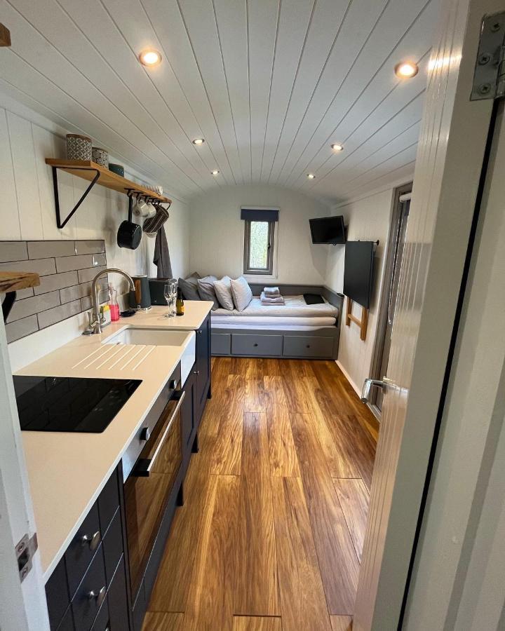Luxury Shepherds Hut - The Moorhen By The Lake York Exterior foto
